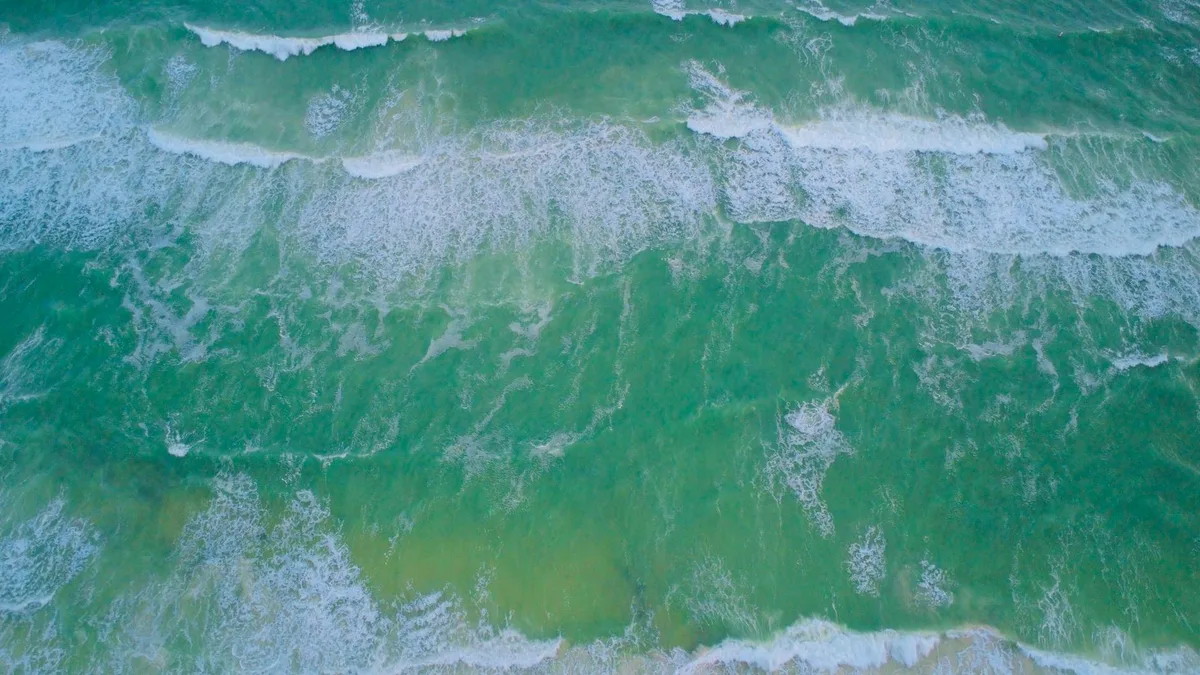 Atemberaubende Luftaufnahme von Meereswellen, die am Strand in Florida brechen