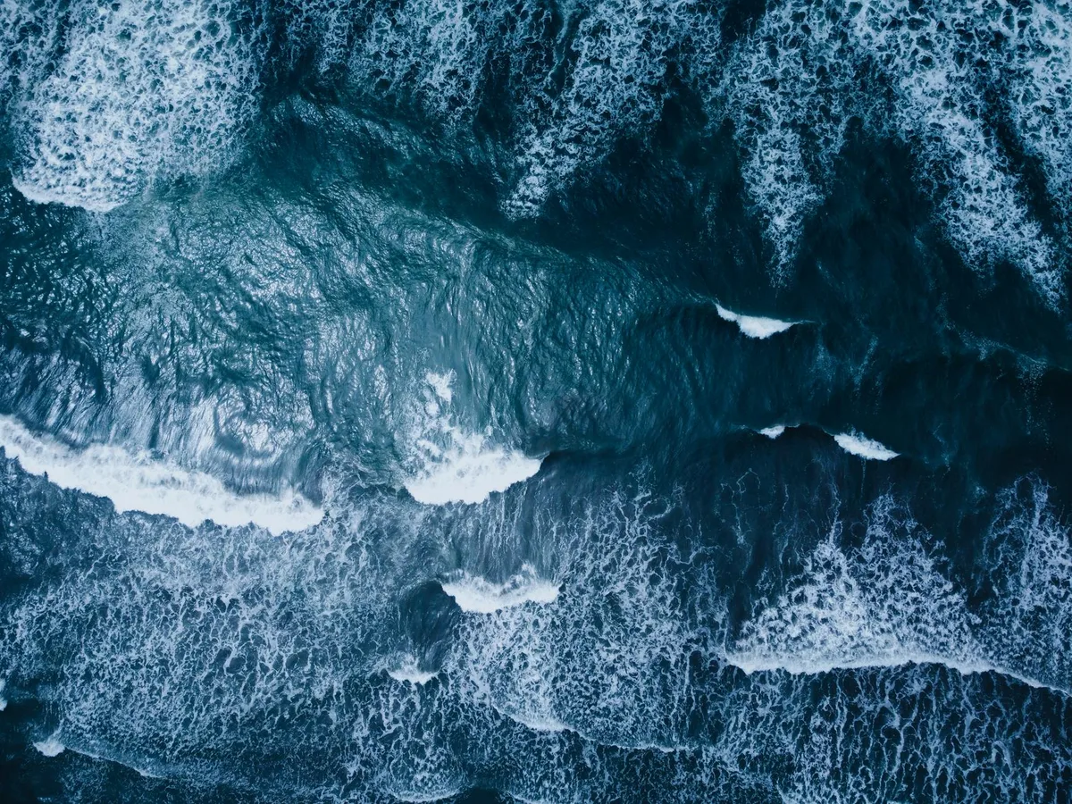 Onde oceaniche che si infrangono sulla riva: potenza e bellezza della natura