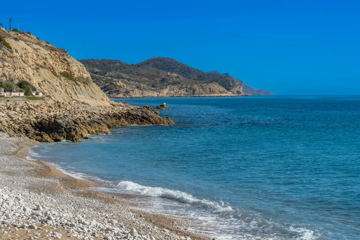 Mittelmeerküste von Villajoyosa, Spanien mit klarem blauen Himmel und Felsen