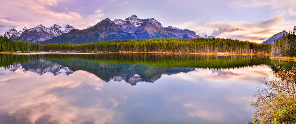 Riflessi montani al tramonto sul Lago Herbert, Parco Nazionale di Banff, Canada
