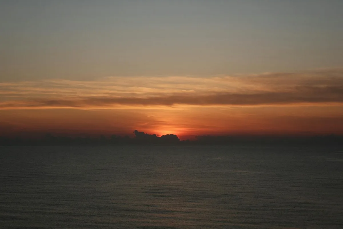 Tramonto sull'oceano con colori vividi nel cielo