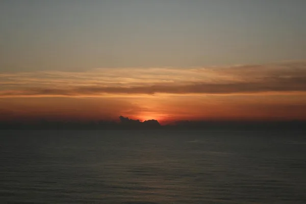 Tramonto sull'oceano con colori vividi nel cielo