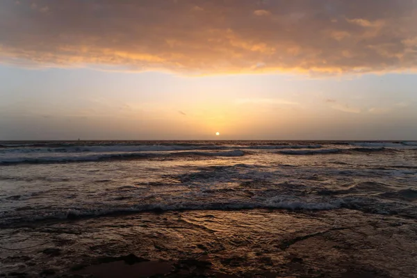 Tramonto sulle onde dell'oceano alle Canarie, vista costiera serena e tranquilla