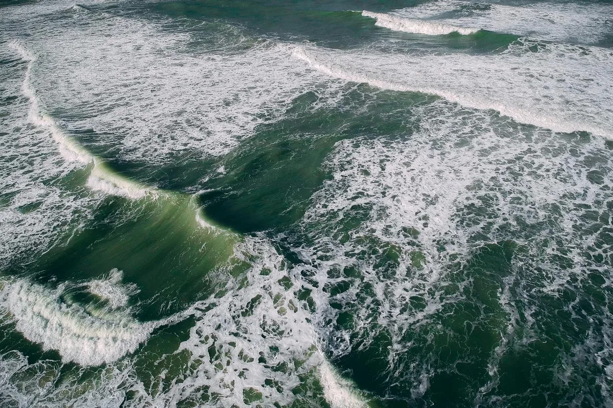 Ripresa aerea di onde oceaniche con motivi e texture intricati