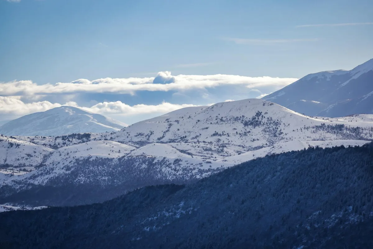 Atemberaubende Aussicht auf schneebedeckte Berge im Winter unter klarem blauen Himmel