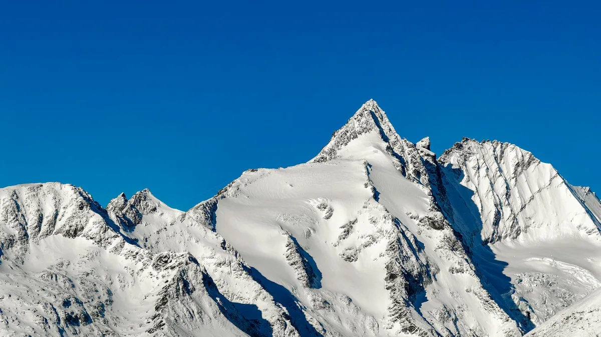 Panorama mozzafiato delle vette innevate di Korutany, Austria, sotto un cielo azzurro