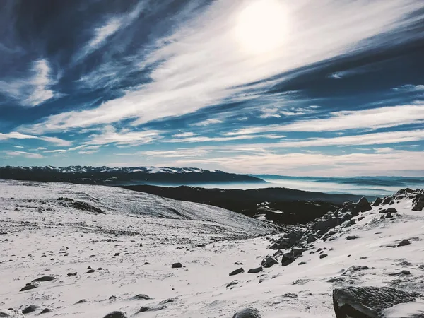 Panorama mozzafiato di montagne innevate sotto un cielo luminoso in Bulgaria