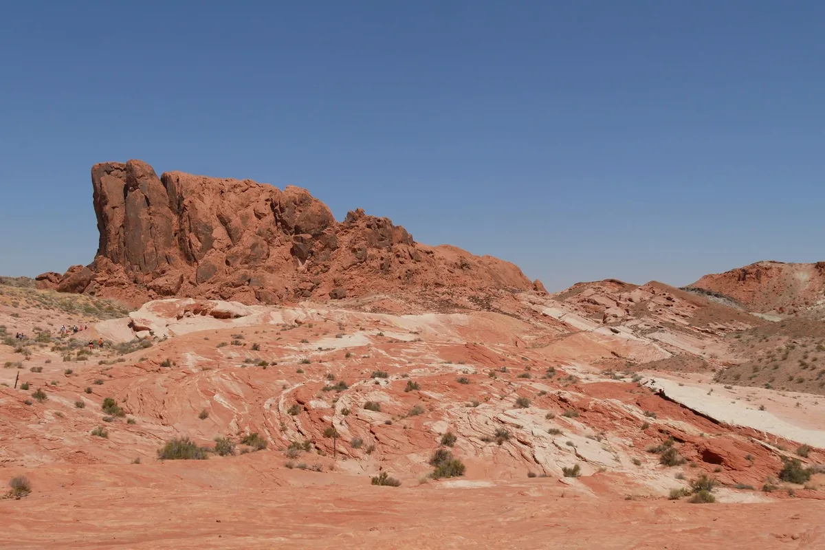 Formazioni rocciose rosse nel deserto sotto cielo azzurro