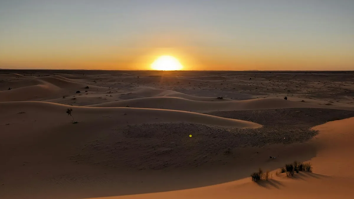 Tramonto mozzafiato sulle dune serene di Timimoun, Algeria.