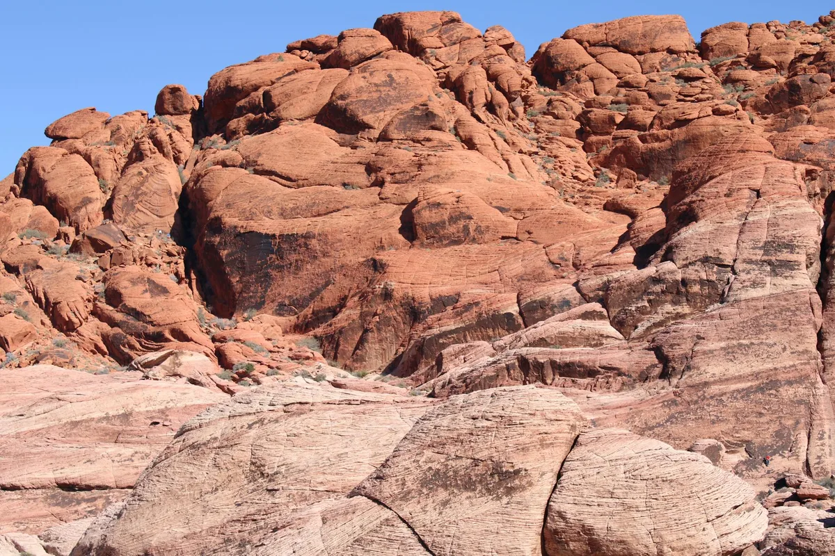 Formazioni rocciose rosse nel deserto, palette Azzurro Chiaro e Blu Fiordaliso