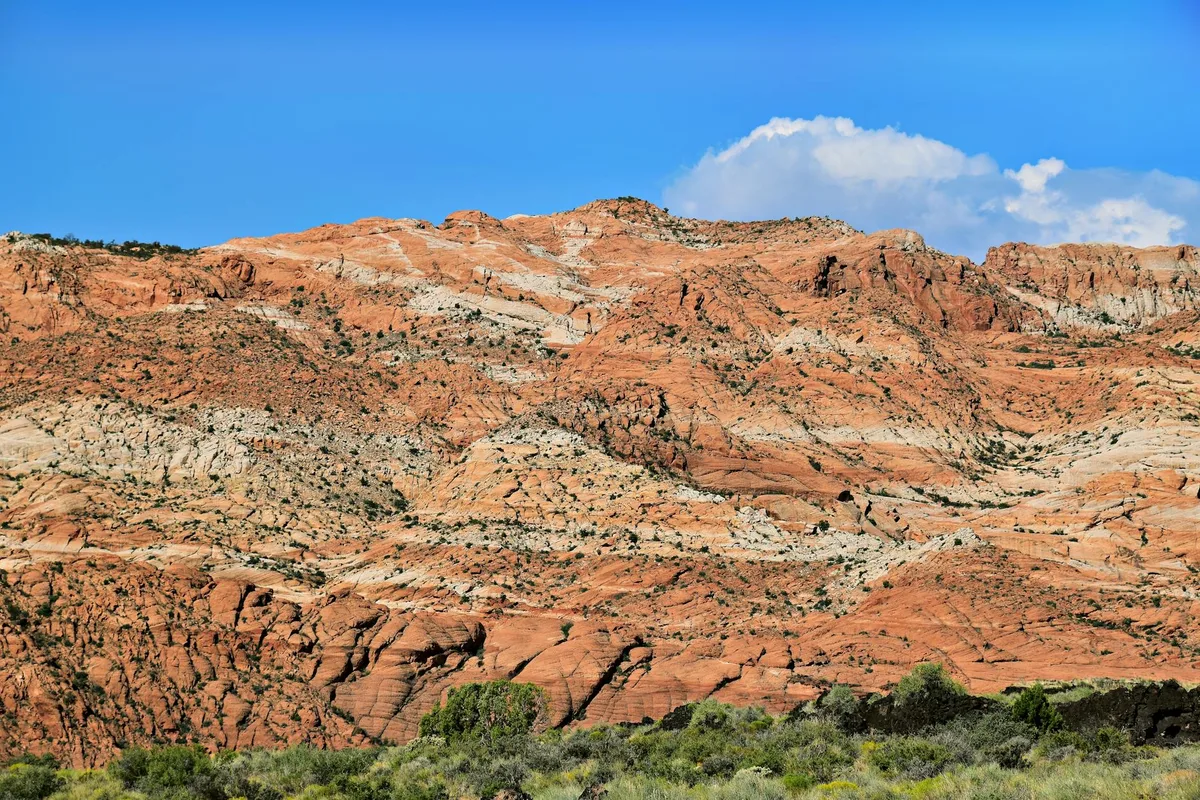 Atemberaubende rote Felsformationen einer Schlucht unter klarem blauen Himmel