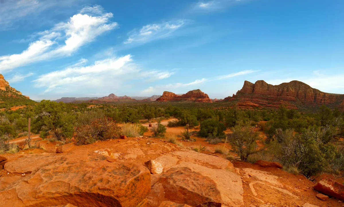 Formazioni rocciose rosse mozzafiato di Sedona, Arizona in giornata serena