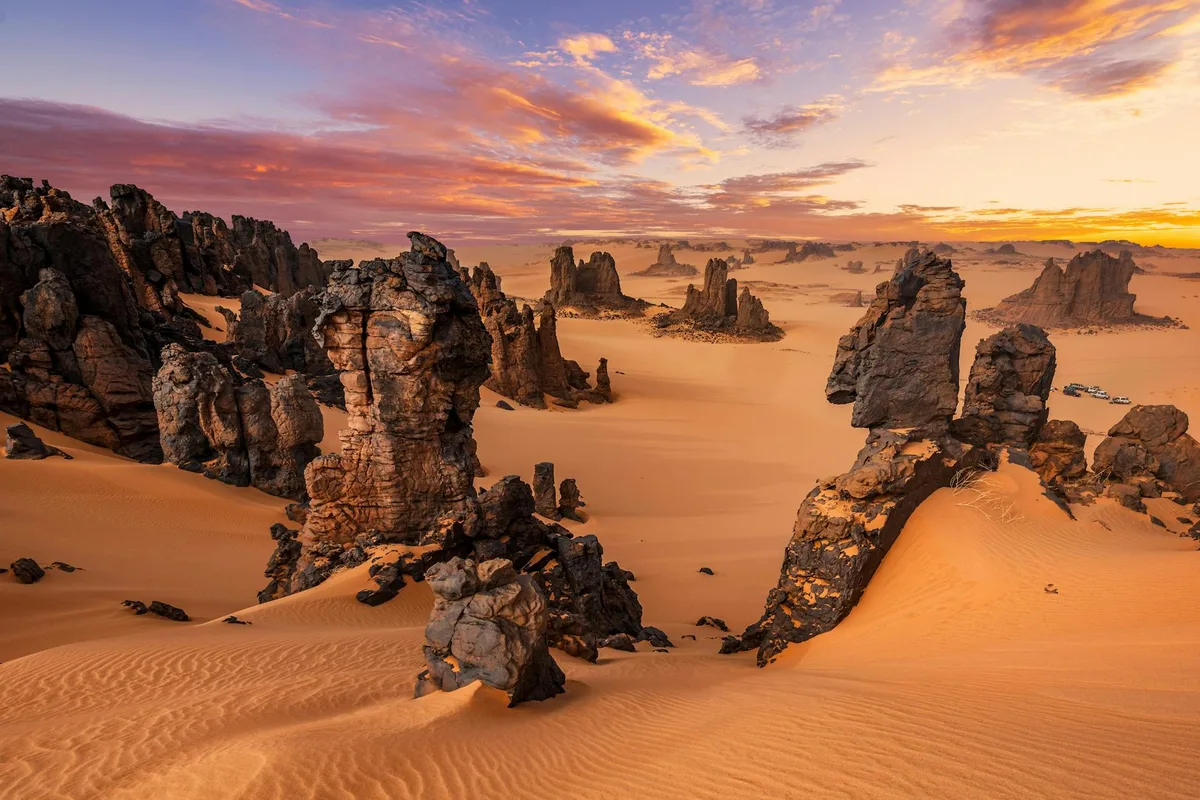 Formazioni rocciose e dune di Tamanrasset, Algeria al tramonto