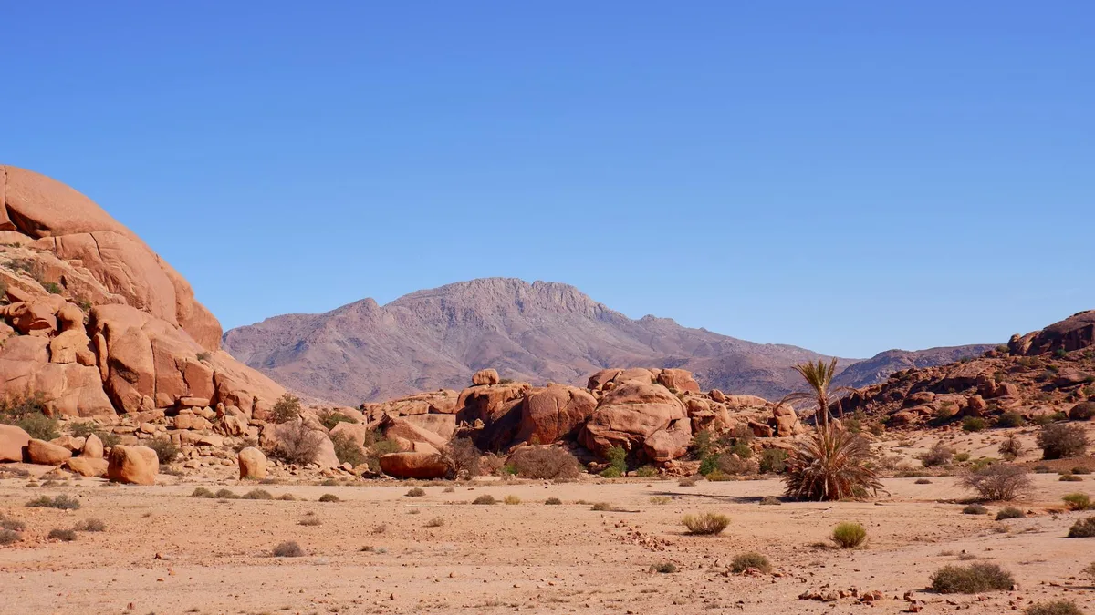 Formazioni rocciose rosse e deserto sereno di Tafraoute, Marocco