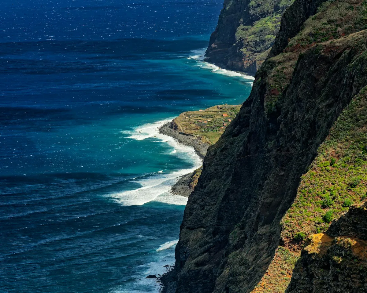 Majestätische Klippen erheben sich über das lebendige blaue Meer und zeigen eine atemberaubende Küstenlandschaft