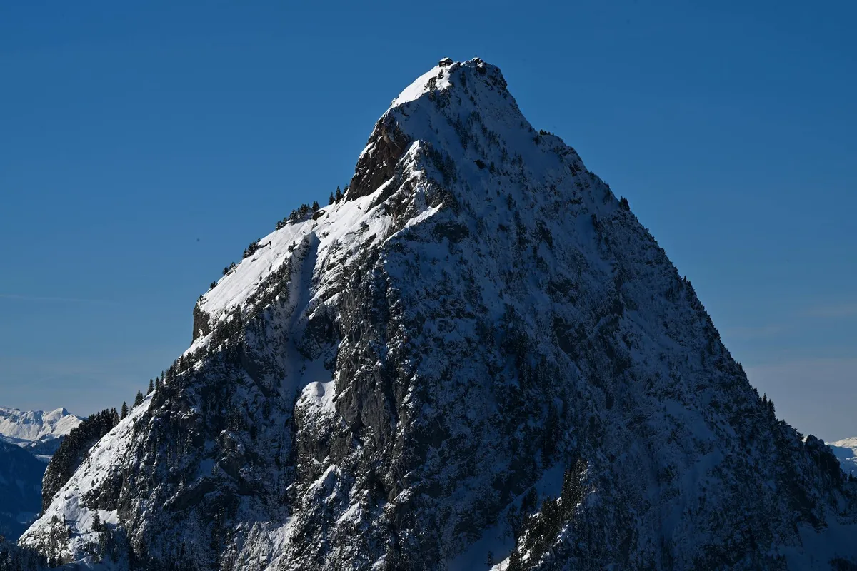 Sommet enneigé majestueux à Schwyz, Suisse, ciel bleu clair