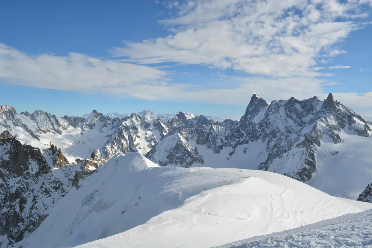 Vetta del Monte Bianco innevata sotto cielo azzurro brillante