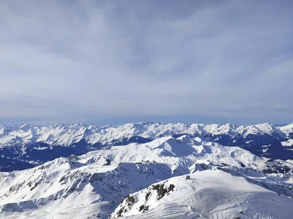 Panorama di una vasta catena montuosa innevata sotto cieli sereni