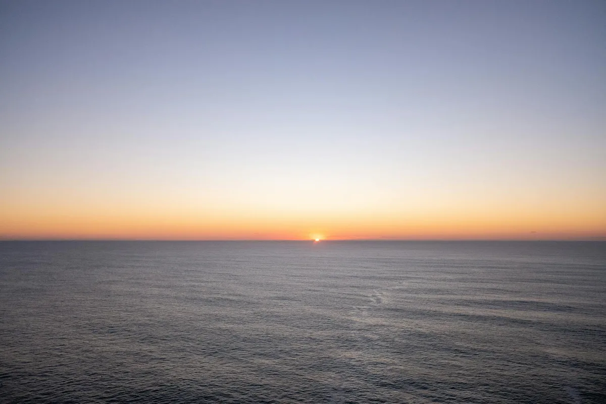 Tramonto sereno sull'oceano con atmosfera tranquilla