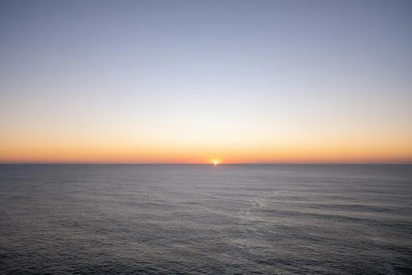 Tramonto sereno sull'oceano con atmosfera tranquilla