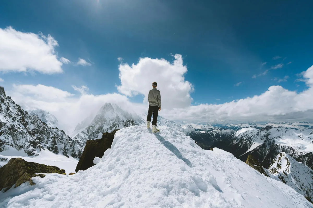 Persona su vetta innevata a Chamonix-Mont-Blanc, Francia, con vista mozzafiato