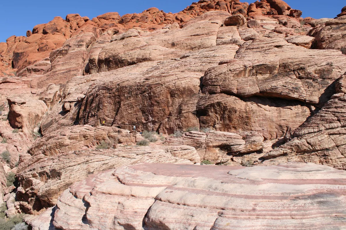 맑은 하늘 아래 레드록 캐니언의 독특한 사암층 그림 같은 전망