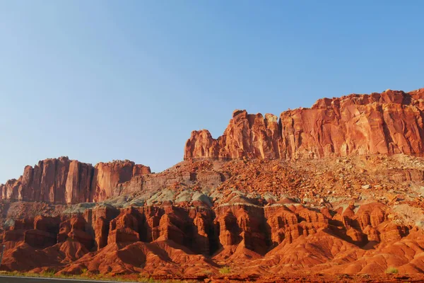 Formazioni rocciose rosse sotto cielo blu nel deserto