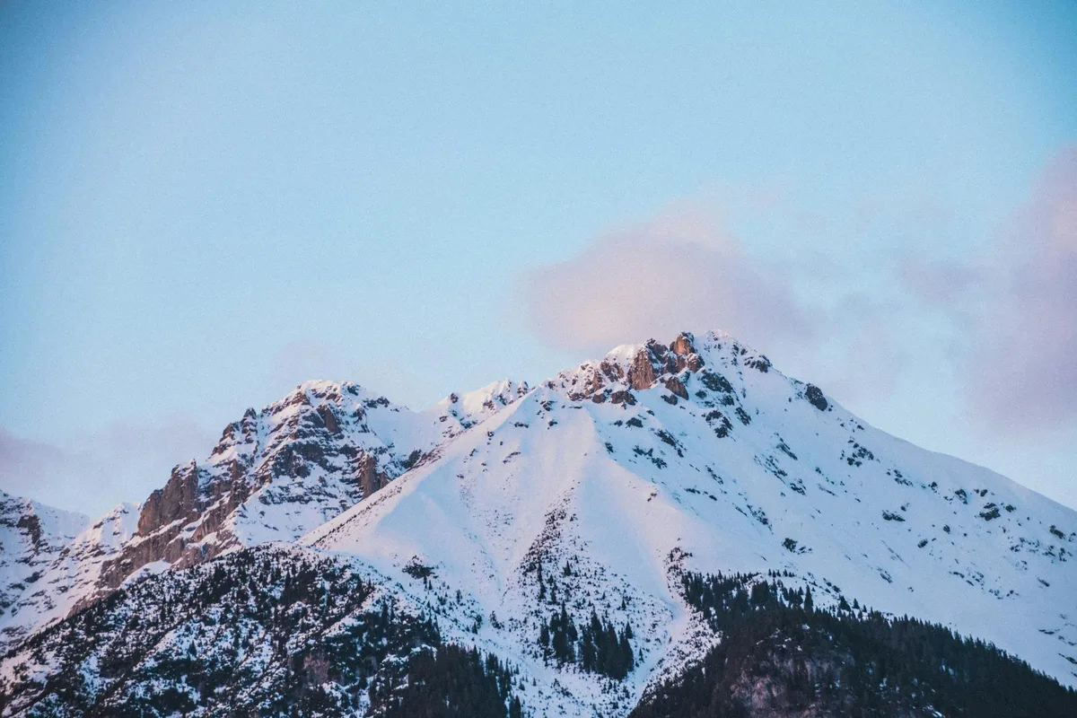 Schneebedeckte Berge in Innsbruck, Österreich: Winterpanorama