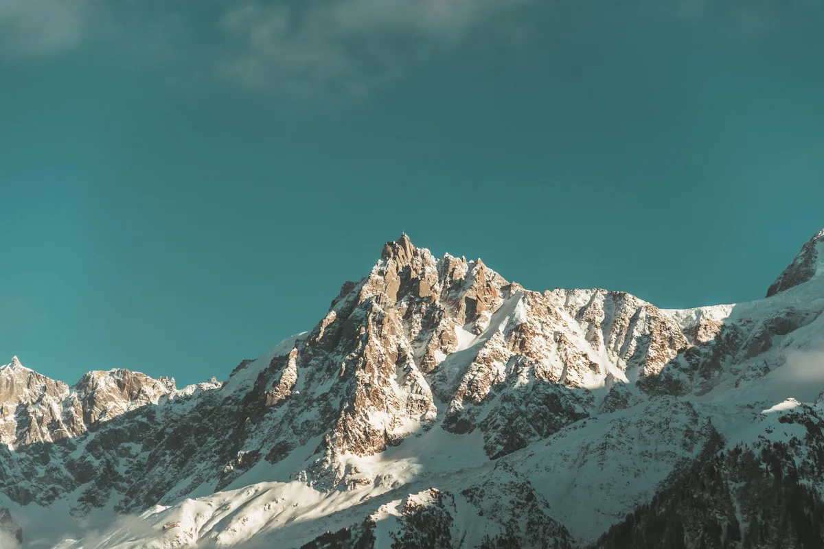 Schneebedeckte Gipfel der französischen Alpen mit lebhaftem blauen Himmel