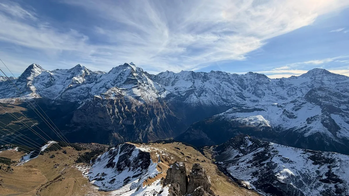 Schneebedeckte Gipfel der Schweizer Alpen in Lauterbrunnen, erhöhter Blickwinkel