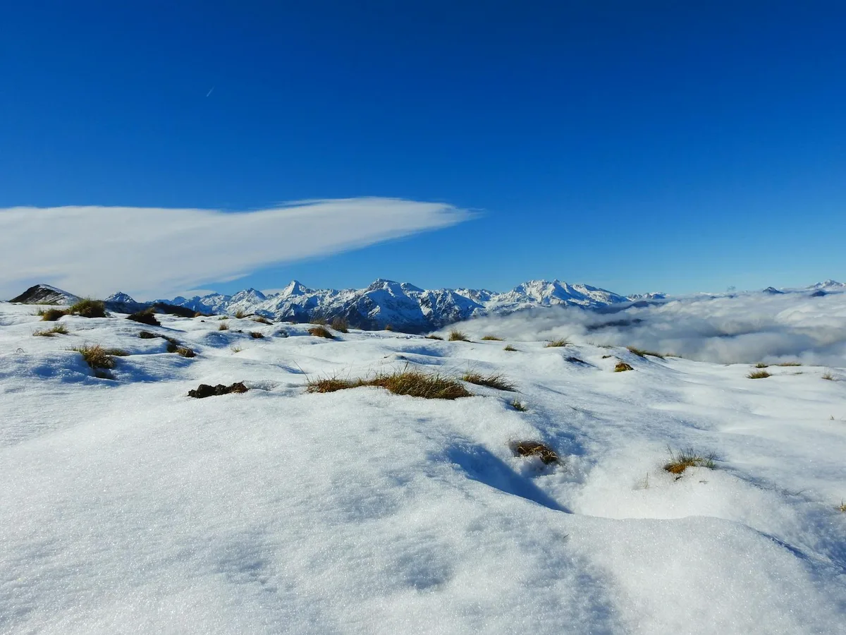 Vue montagne enneigée ciel bleu à Beaucens, Occitanie, France