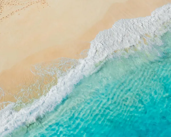 Vista aerea rilassante di acqua turchese e spiaggia sabbiosa per temi vacanzieri