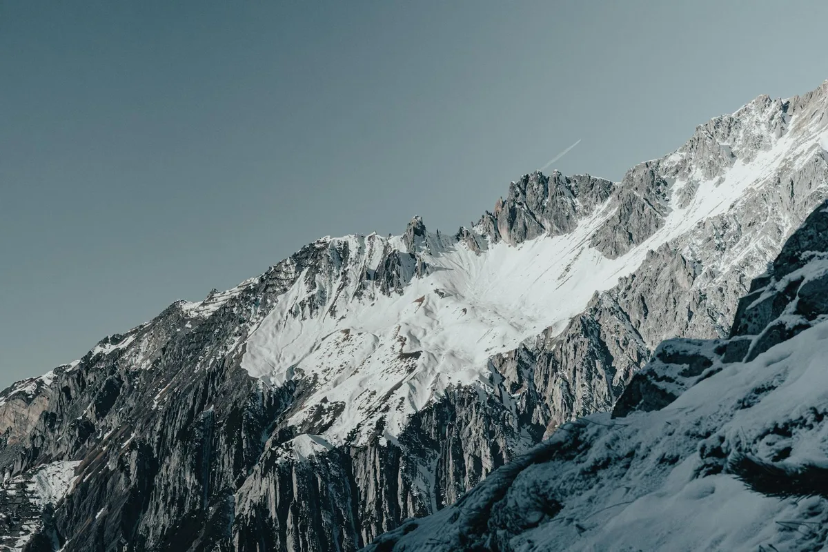 Panorama aerea mozzafiato delle vette innevate delle Alpi austriache in inverno