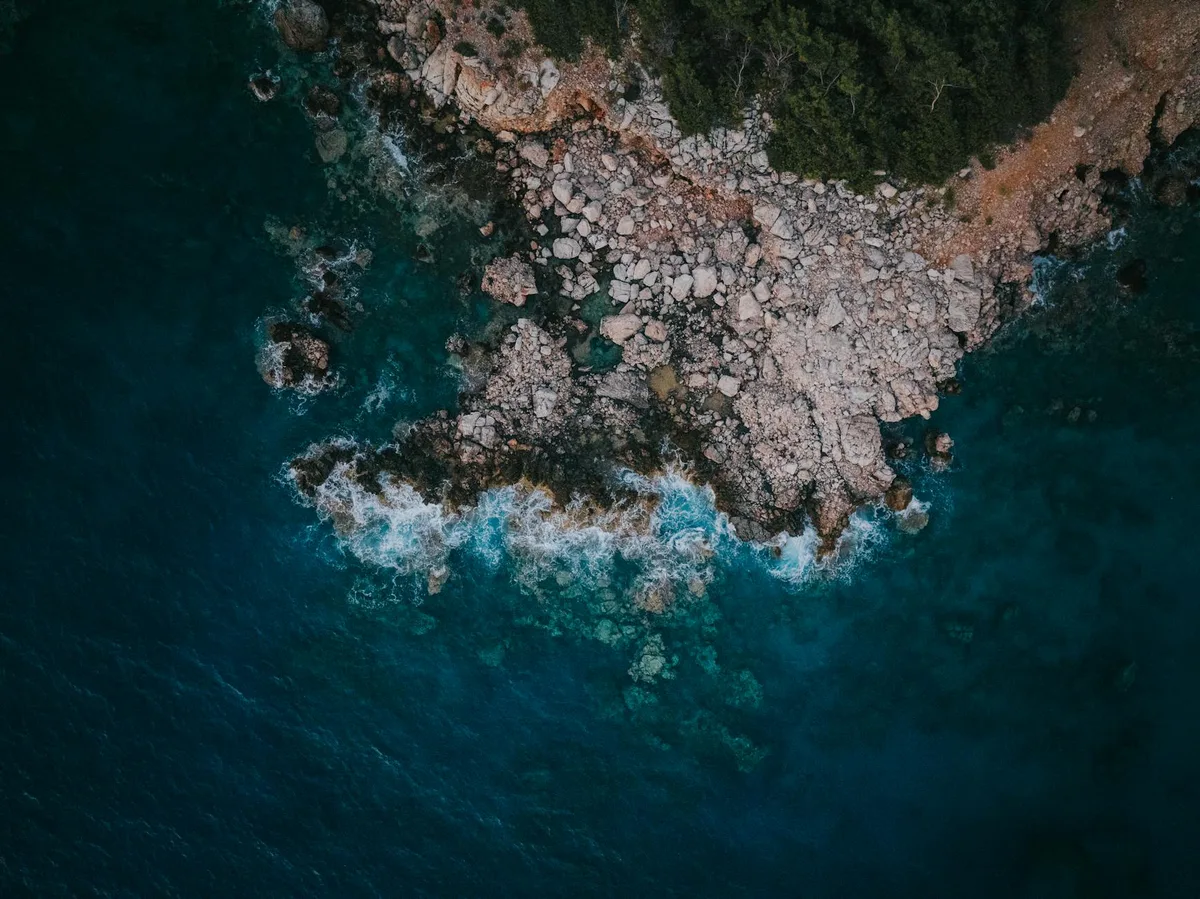 Atemberaubende Luftaufnahme der felsigen Küste und des türkisen Wassers des Mittelmeers