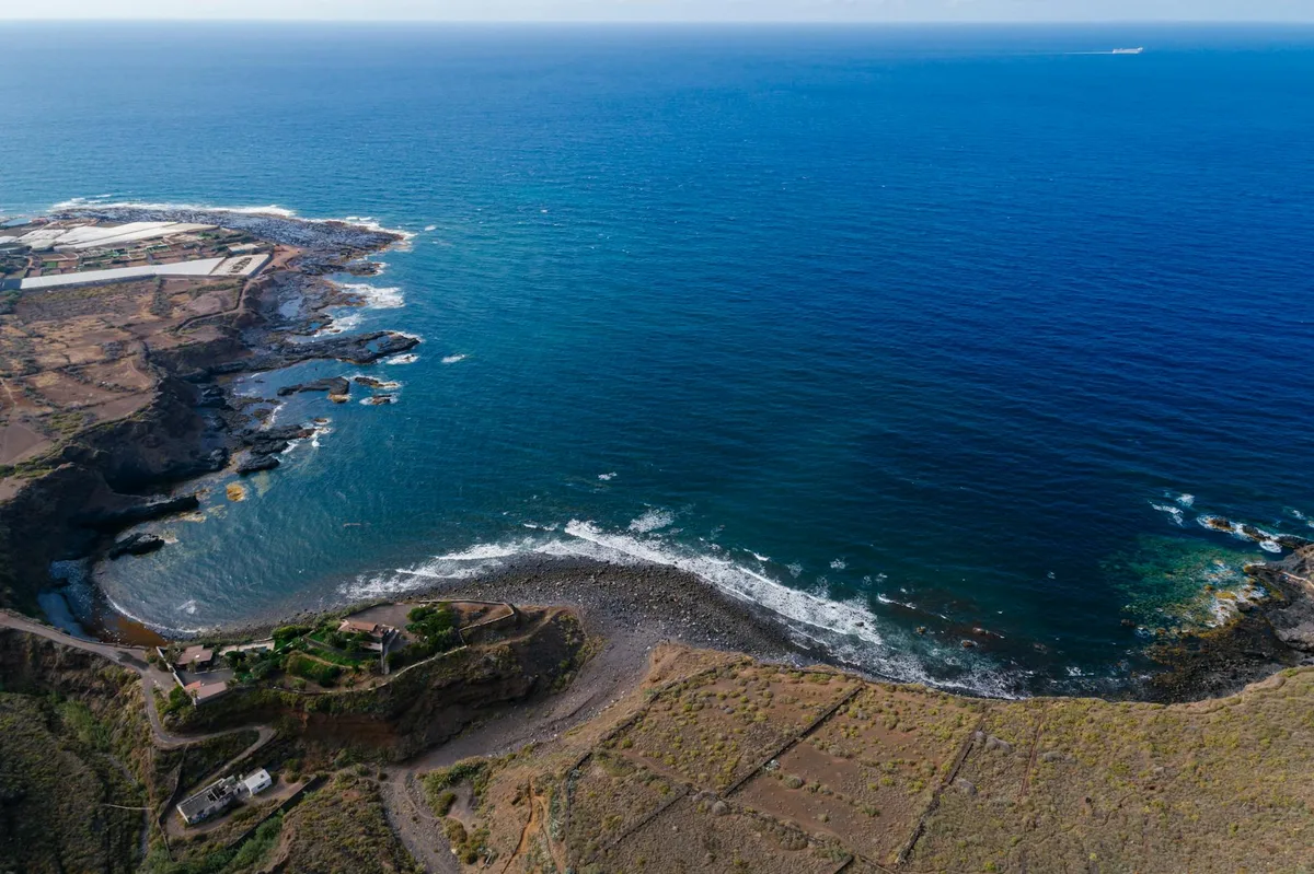 Vista aerea di una costa frastagliata che incontra l'oceano blu