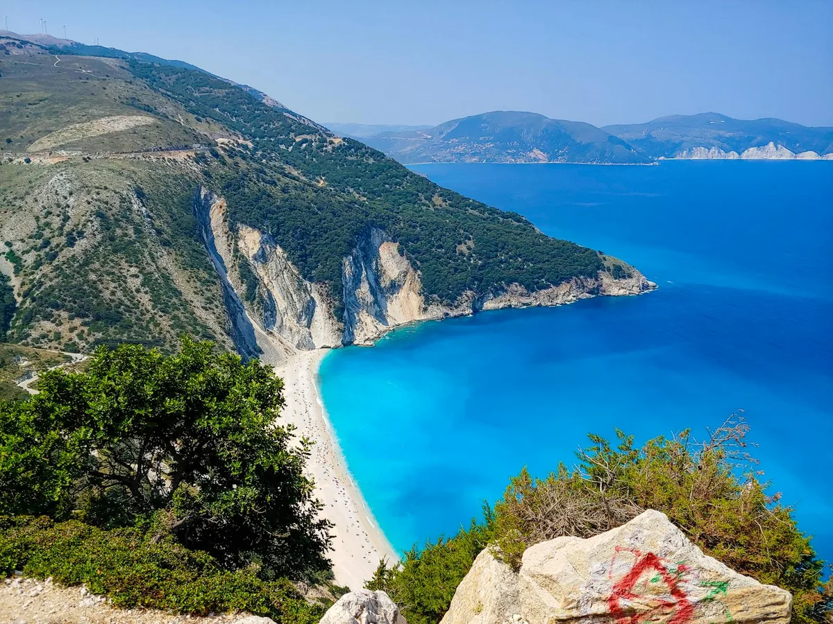 Vista aerea di Myrtos Beach con acque turchesi e scogliere a Kefalonia