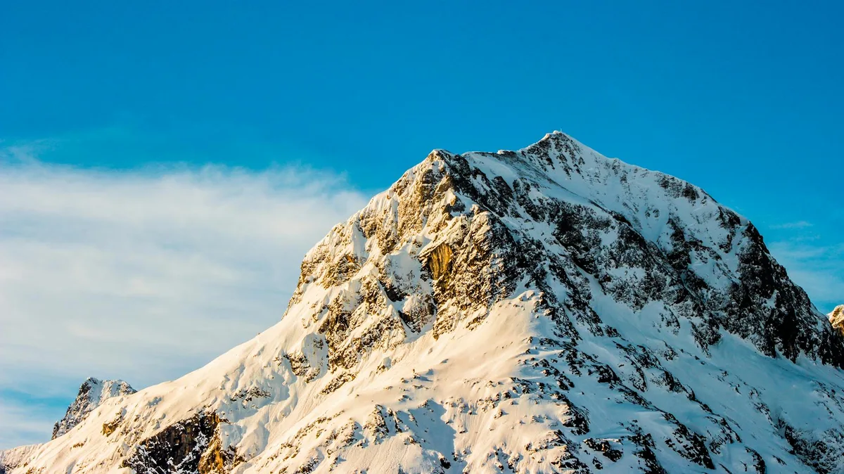 Vetta innevata mozzafiato con cielo blu a Lech, Austria