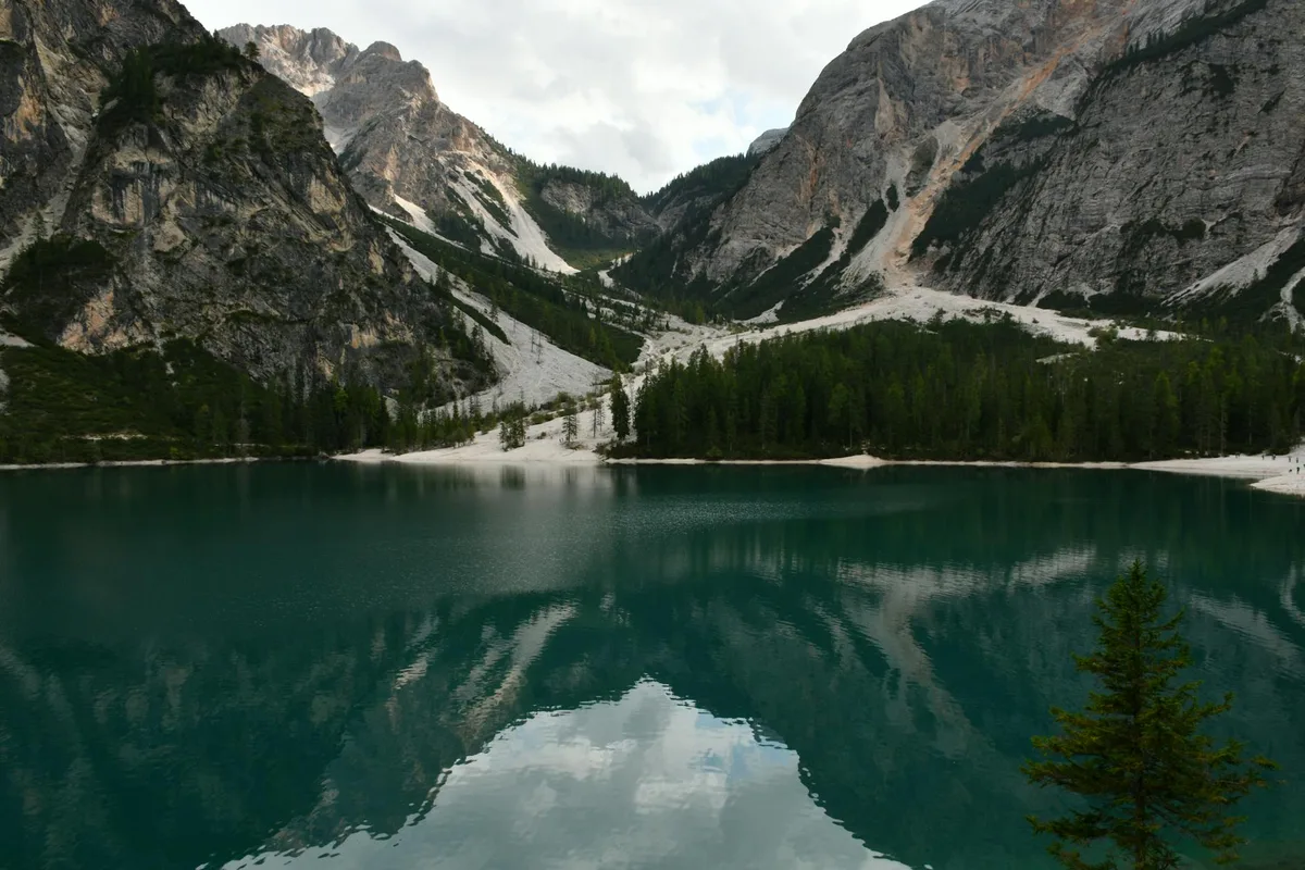 Atemberaubender Blick auf einen ruhigen See mit Bergspiegelung im Trentino-Südtirol, Italien