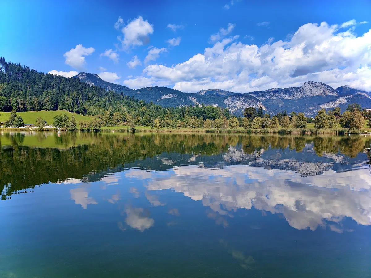 Atemberaubender Blick auf einen Alpensee mit Berg- und Himmelsspiegelung in der Steiermark, Österreich