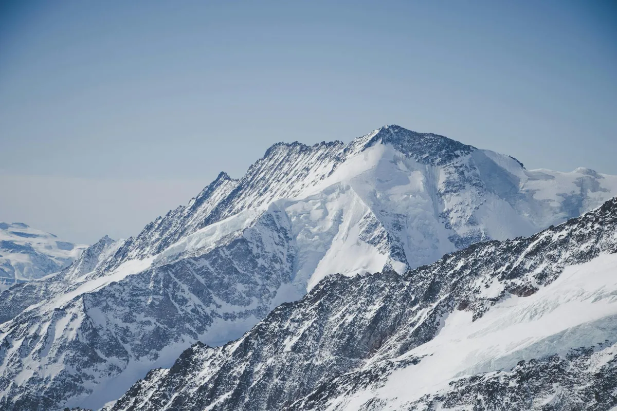 Alpi innevate in Svizzera sotto un cielo azzurro, bellezza invernale