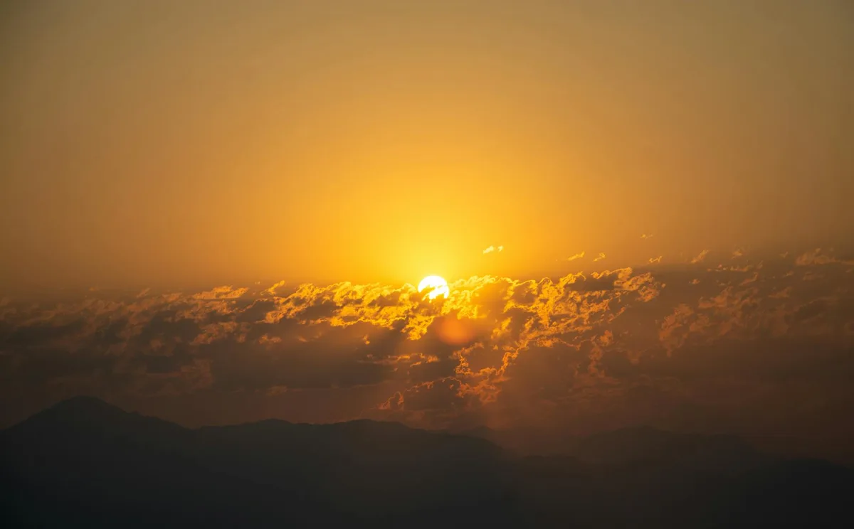 Tramonto vibrante sui monti di Antalya, Turchia