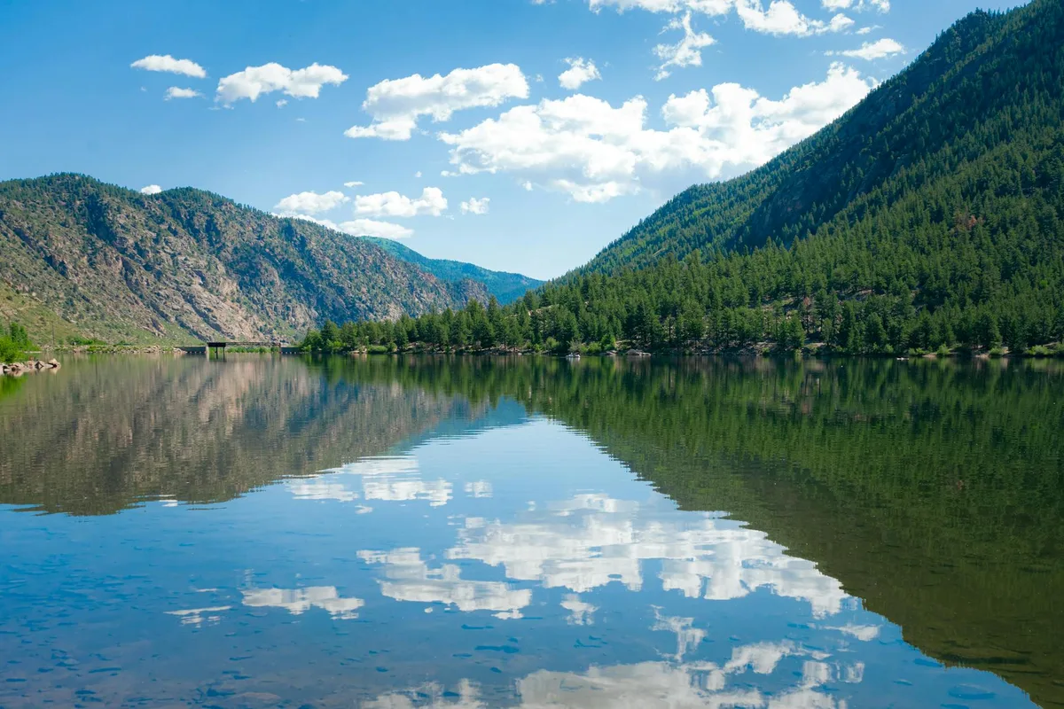 Lago di montagna tranquillo con riflessi nitidi sotto un cielo azzurro brillante a Georgetown, Colorado