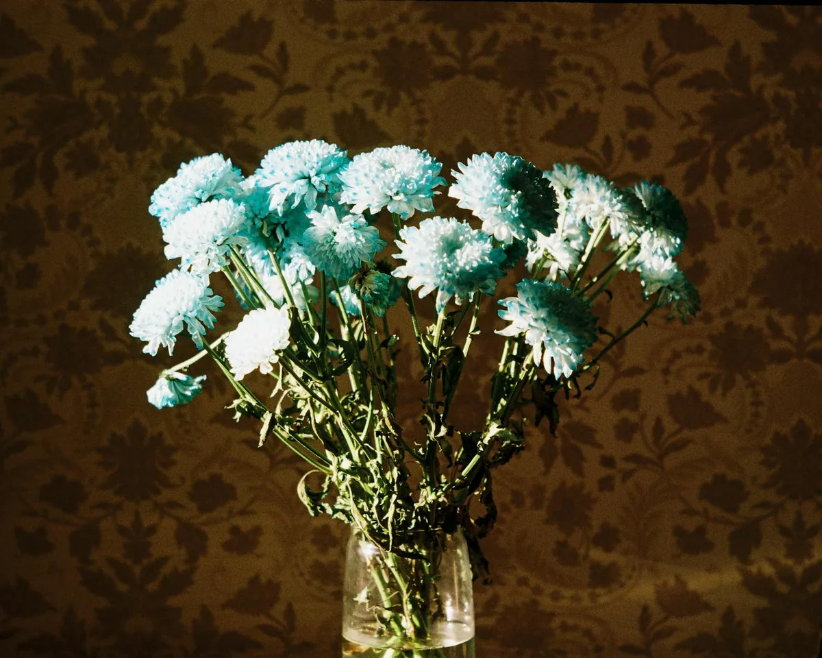 생생한 블루 꽃다발, 빈티지 패턴 배경의 투명 꽃병