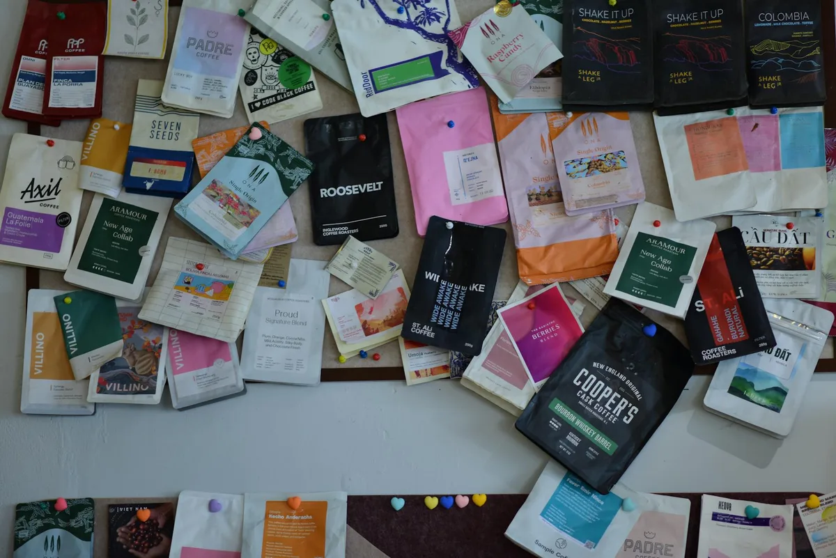 壁に並んだ多様なコーヒーパッケージ、デザインの多様性を強調