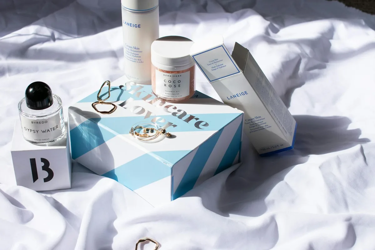 Arranjo estético de produtos de skincare Laneige e Byredo fotografados em luz natural