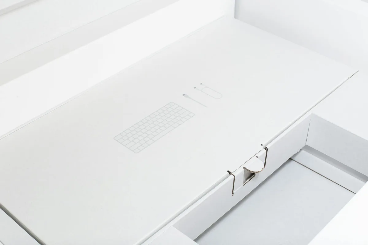 Packaging bianco minimalista e pulito per articolo elettronico