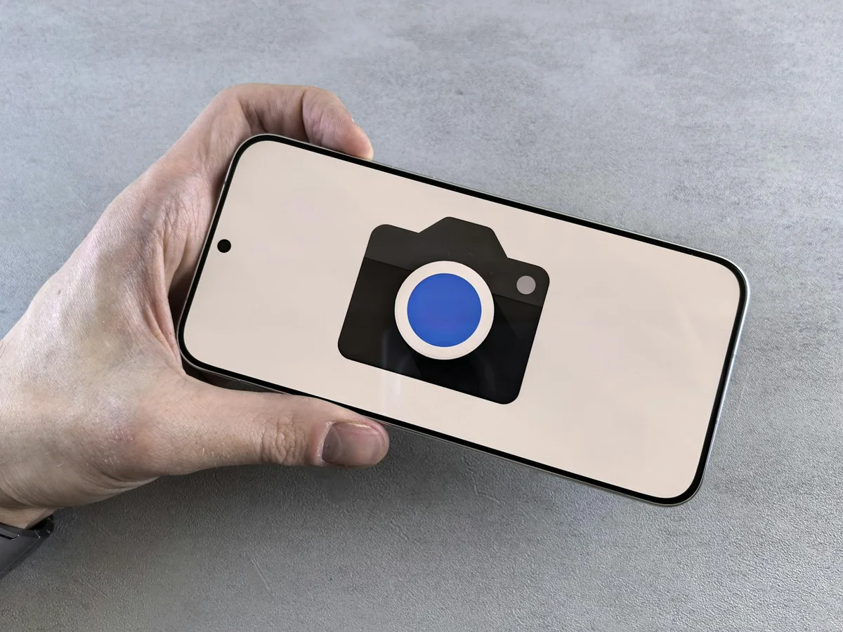 Mano con smartphone e icona fotocamera. Per contenuti tech.