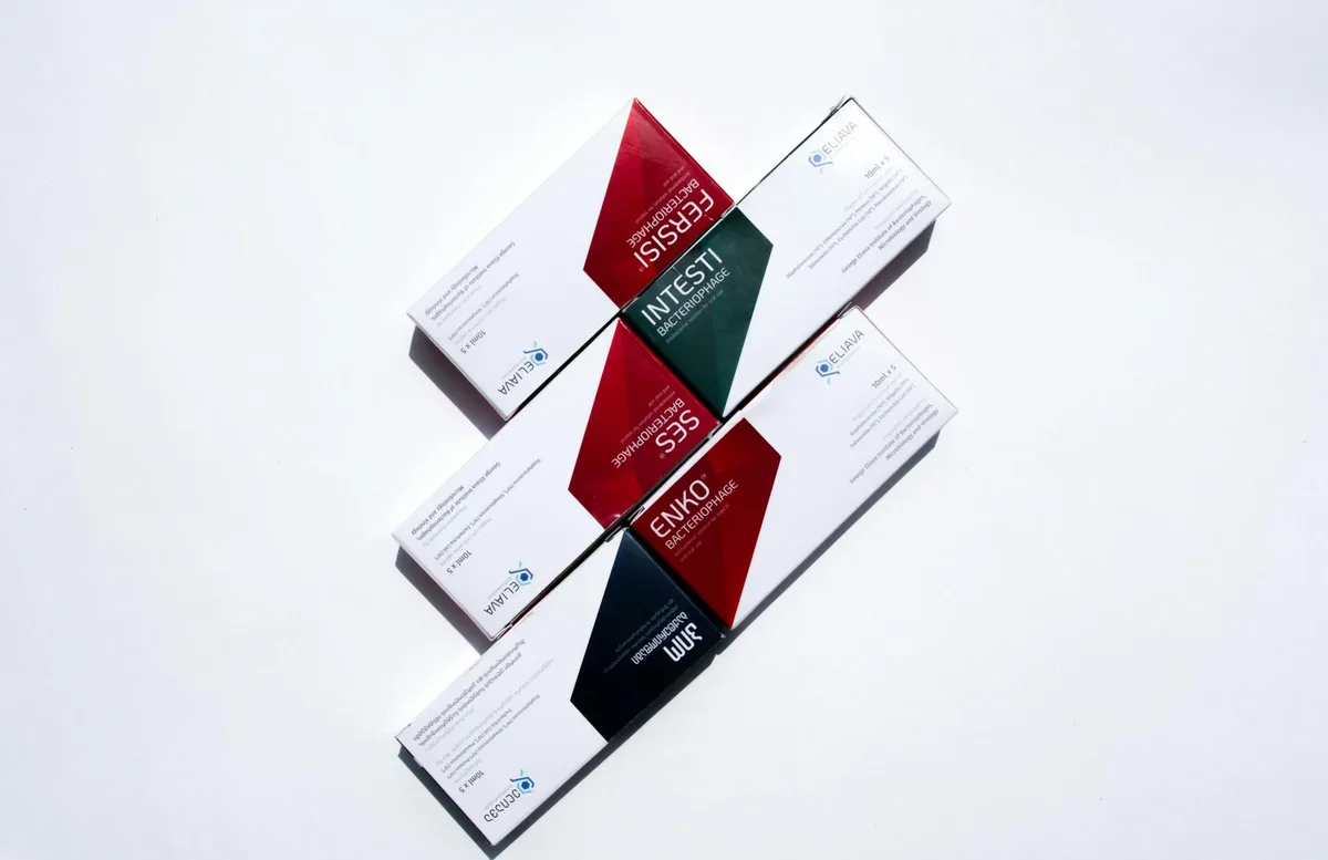 Primo piano di confezioni farmaceutiche su superficie bianca