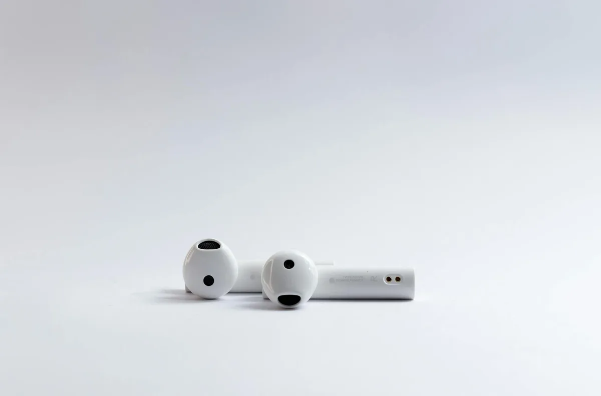 Nahaufnahme weißer kabelloser Ohrhörer auf einem sauberen weißen Hintergrund