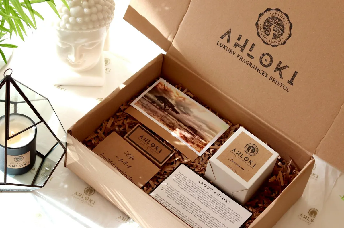 Coffret cadeau parfumé Ahloki élégant avec bougie et statue Bouddha pour une ambiance sereine.